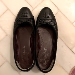 Black quilted Chanel ballerina flats leather with CC logo on toe and bow